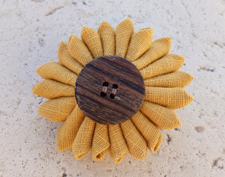 Broche de fleurs en tissu de lin.