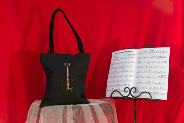sac guitare brodé.